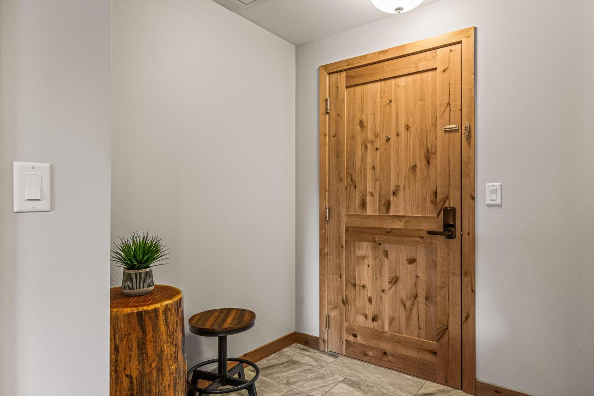 Spring Creek Luxury King One Bedroom At White Spruce Lodge Canmore Exterior foto